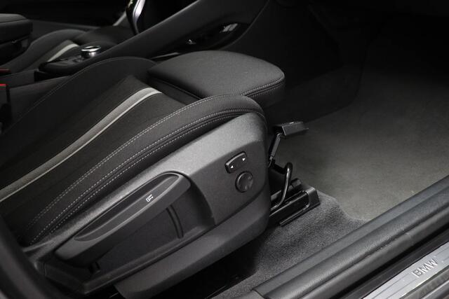 BMW X1 sDrive18i High Executive | SPORT LINE PACK | STOELVERWARMING | NAVIGATIE | 18"