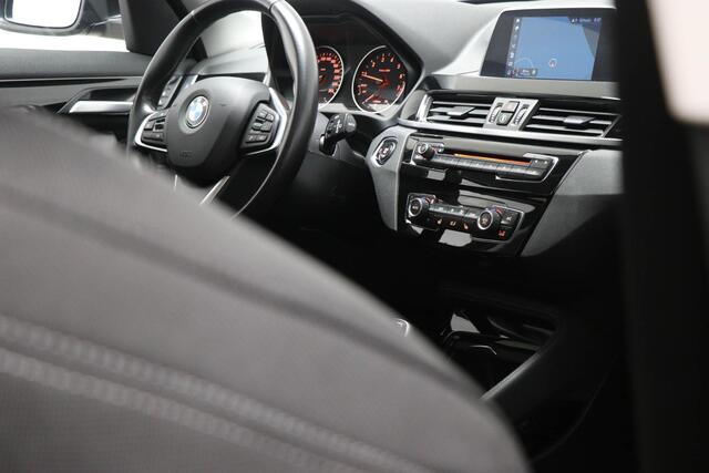 BMW X1 sDrive18i High Executive | SPORT LINE PACK | STOELVERWARMING | NAVIGATIE | 18"