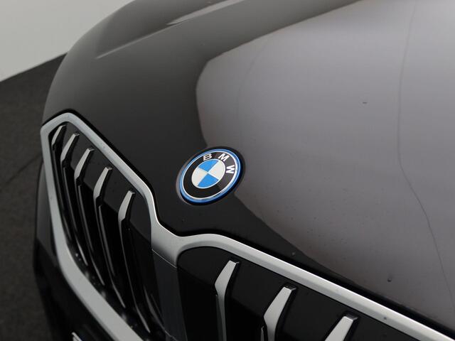 BMW X1 xDrive25e M Sportpakket | M Adaptief onderstel | Achteruitrijcamera | Parking Assistant | 18''