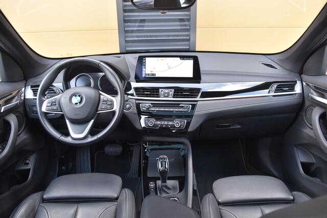 BMW X1 sDrive20i VDL Nedcar Edition * X line * Panorama dak * Trekhaak * Head-up * Stoelverwarming *