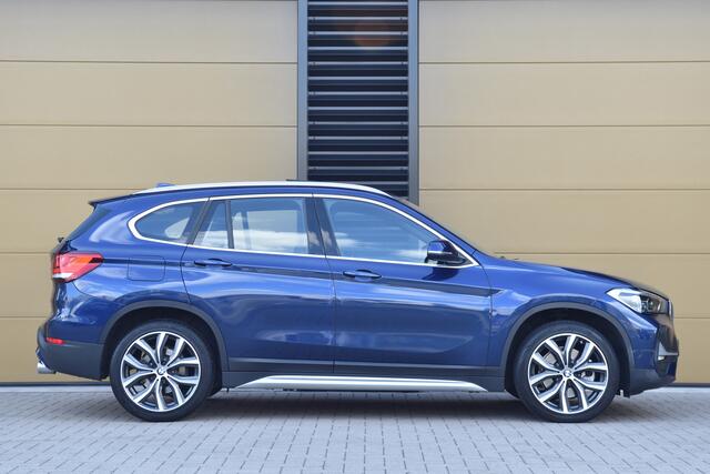 BMW X1 sDrive20i VDL Nedcar Edition * X line * Panorama dak * Trekhaak * Head-up * Stoelverwarming *