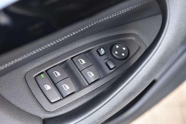 BMW X1 sDrive20i VDL Nedcar Edition * X line * Panorama dak * Trekhaak * Head-up * Stoelverwarming *
