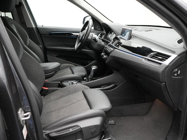 BMW X1 xDrive25e Sportline Plug In Hybrid 221pk Dealer O.H. PHEV | Sportstoelen Verwarmd | Trekhaak Afneembaar | Harman Kardon | Apple Carplay | Navigatie | LED Koplampen | Camera | Sfeerverlichting | DAB |
