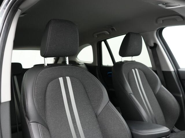 BMW X1 xDrive25e Sportline Plug In Hybrid 221pk Dealer O.H. PHEV | Sportstoelen Verwarmd | Trekhaak Afneembaar | Harman Kardon | Apple Carplay | Navigatie | LED Koplampen | Camera | Sfeerverlichting | DAB |