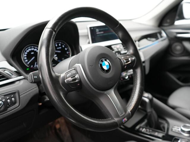 BMW X1 xDrive25e Sportline Plug In Hybrid 221pk Dealer O.H. PHEV | Sportstoelen Verwarmd | Trekhaak Afneembaar | Harman Kardon | Apple Carplay | Navigatie | LED Koplampen | Camera | Sfeerverlichting | DAB |