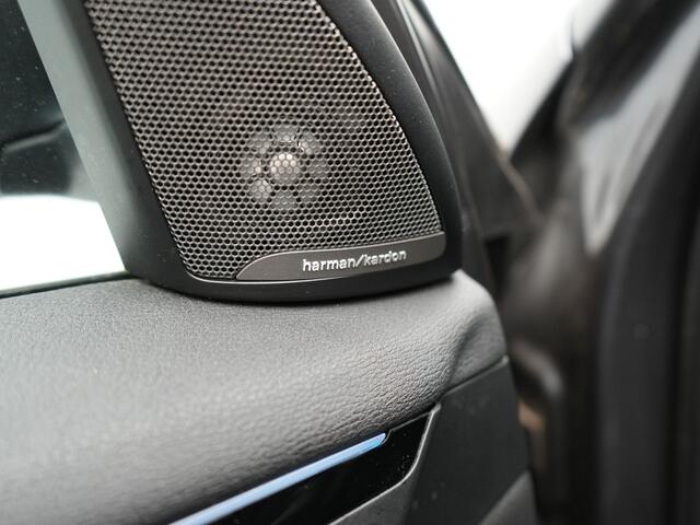 BMW X1 xDrive25e Sportline Plug In Hybrid 221pk Dealer O.H. PHEV | Sportstoelen Verwarmd | Trekhaak Afneembaar | Harman Kardon | Apple Carplay | Navigatie | LED Koplampen | Camera | Sfeerverlichting | DAB |