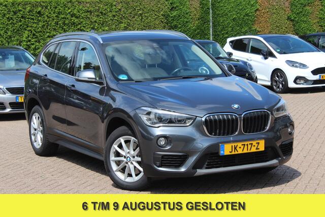 BMW X1 sDrive20i Centennial High Exe. / Trekhaak / Camera / Head-Up / Leder / Groot Navi. / 17'' / LED / Stuur + Stoelverwarming / Cruise Control