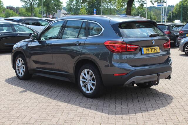 BMW X1 sDrive20i Centennial High Exe. / Trekhaak / Camera / Head-Up / Leder / Groot Navi. / 17'' / LED / Stuur + Stoelverwarming / Cruise Control