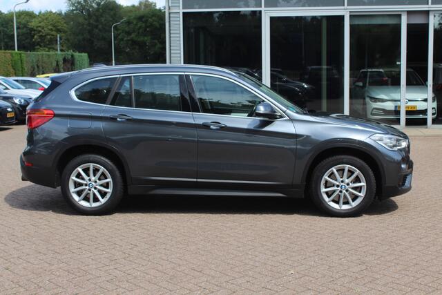 BMW X1 sDrive20i Centennial High Exe. / Trekhaak / Camera / Head-Up / Leder / Groot Navi. / 17'' / LED / Stuur + Stoelverwarming / Cruise Control
