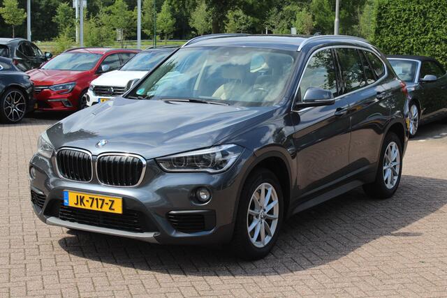 BMW X1 sDrive20i Centennial High Exe. / Trekhaak / Camera / Head-Up / Leder / Groot Navi. / 17'' / LED / Stuur + Stoelverwarming / Cruise Control