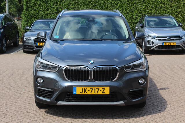 BMW X1 sDrive20i Centennial High Exe. / Trekhaak / Camera / Head-Up / Leder / Groot Navi. / 17'' / LED / Stuur + Stoelverwarming / Cruise Control
