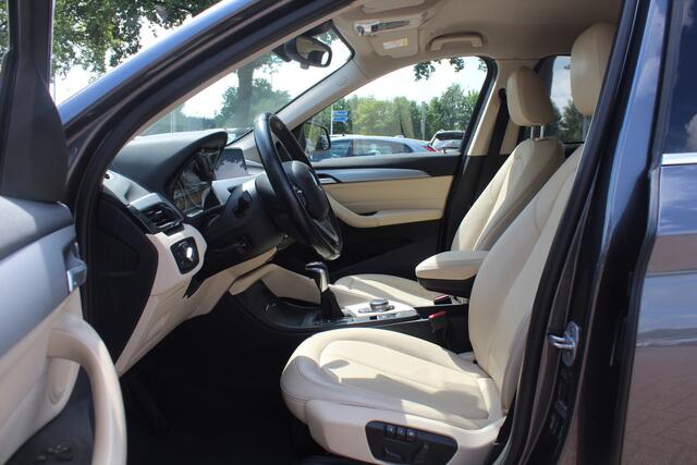 BMW X1 sDrive20i Centennial High Exe. / Trekhaak / Camera / Head-Up / Leder / Groot Navi. / 17'' / LED / Stuur + Stoelverwarming / Cruise Control