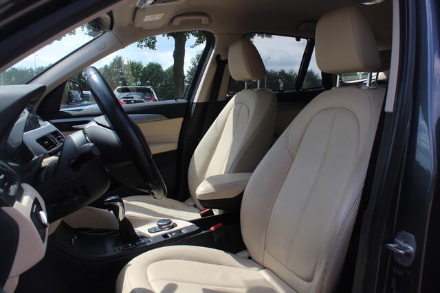 BMW X1 sDrive20i Centennial High Exe. / Trekhaak / Camera / Head-Up / Leder / Groot Navi. / 17'' / LED / Stuur + Stoelverwarming / Cruise Control