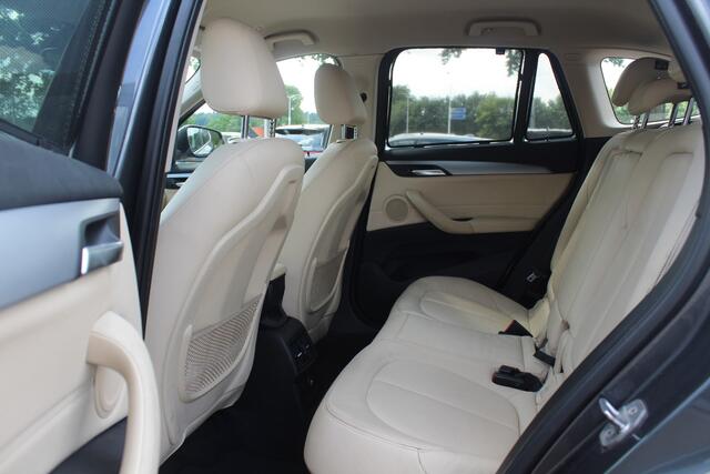 BMW X1 sDrive20i Centennial High Exe. / Trekhaak / Camera / Head-Up / Leder / Groot Navi. / 17'' / LED / Stuur + Stoelverwarming / Cruise Control
