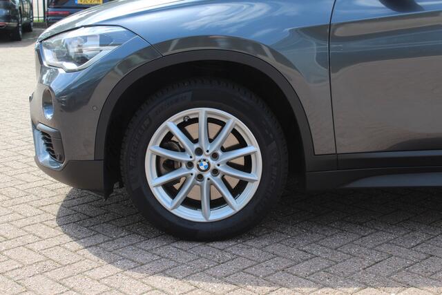 BMW X1 sDrive20i Centennial High Exe. / Trekhaak / Camera / Head-Up / Leder / Groot Navi. / 17'' / LED / Stuur + Stoelverwarming / Cruise Control