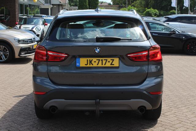 BMW X1 sDrive20i Centennial High Exe. / Trekhaak / Camera / Head-Up / Leder / Groot Navi. / 17'' / LED / Stuur + Stoelverwarming / Cruise Control