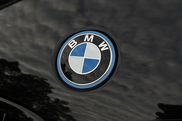 BMW X1 xDrive25e M-Sport | Sportstoelen | Trekhaak | Stoel+Stuurverwarming | Privacy Glas | Navi
