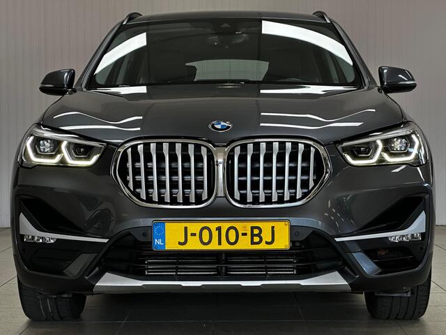 BMW X1 sDrive20i VDL Nedcar Edition/ Trekhaak/ 18'' LMV/ Camera/ 192!/ DAB+/ HUD/ LED Koplampen/ Vol Leder/ Stoelverw./ Elek. Kofferklep/ Lane-Assist./ PDC V+A/ Navi/ Bluetooth/ Multi. LEDER. Stuur/ Grootlicht Assist.