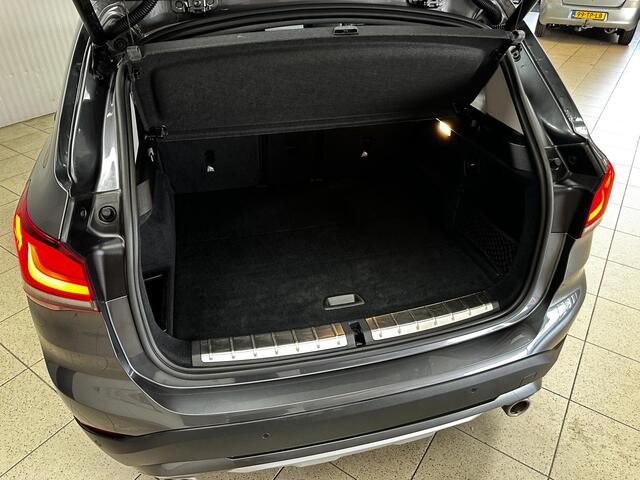 BMW X1 sDrive20i VDL Nedcar Edition/ Trekhaak/ 18'' LMV/ Camera/ 192!/ DAB+/ HUD/ LED Koplampen/ Vol Leder/ Stoelverw./ Elek. Kofferklep/ Lane-Assist./ PDC V+A/ Navi/ Bluetooth/ Multi. LEDER. Stuur/ Grootlicht Assist.