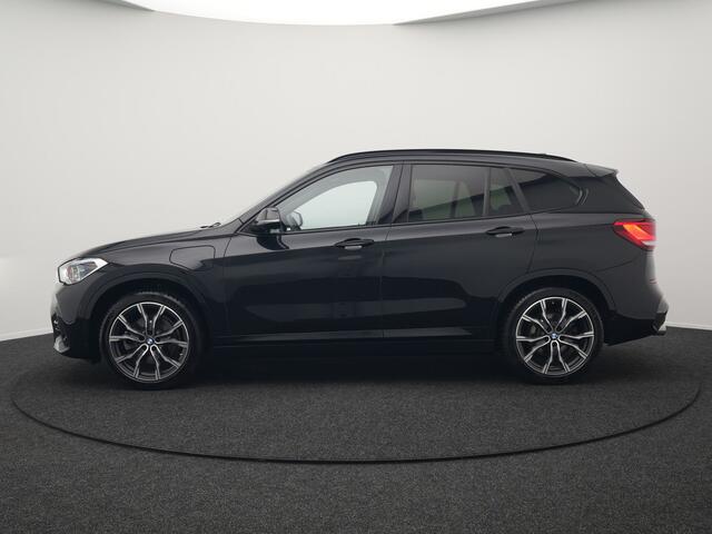 BMW X1 xDrive25e M Sport Plug In Hybrid 222pk Dealer O.H PHEV | Trekhaak Afneembaar | Head Up | Camera | M-Sport Stuur | Lederen Sportstoelen Verwarmd | Keyless | Cruise Control | Navigatie | DAB |
