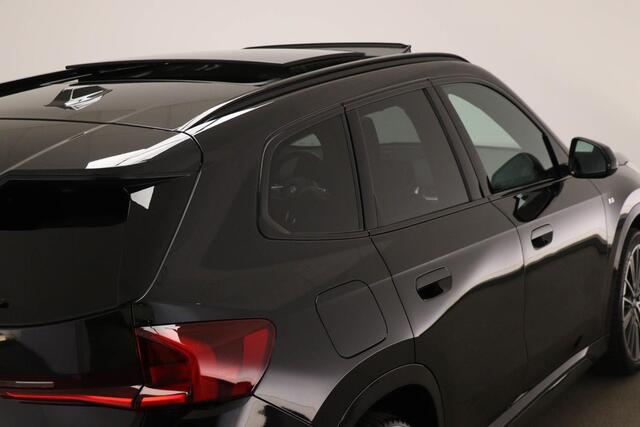 BMW X1 sDrive18i M-Sport | TRAVEL- PACK | PANORAMADAK |TREKHAAK | 20"