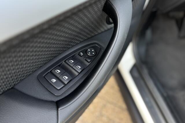 BMW X1 xDrive25e | Panodak | Camera | Stoelverwarming | Inklapbare spiegels | Navi