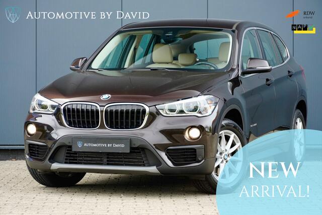 BMW X1 sDrive20i 192 pk HIGH EXECUTIVE AUTOMAAT / GROTE BEURT + NIEUWE APK / LEDER / HEAD-UP DISPLAY / NAVIGATIE PLUS / CENTENNIAL / LED-KOPLAMPEN / SPORTSTOELEN / ALARM / CRUISE CONTROL / ISOFIX
