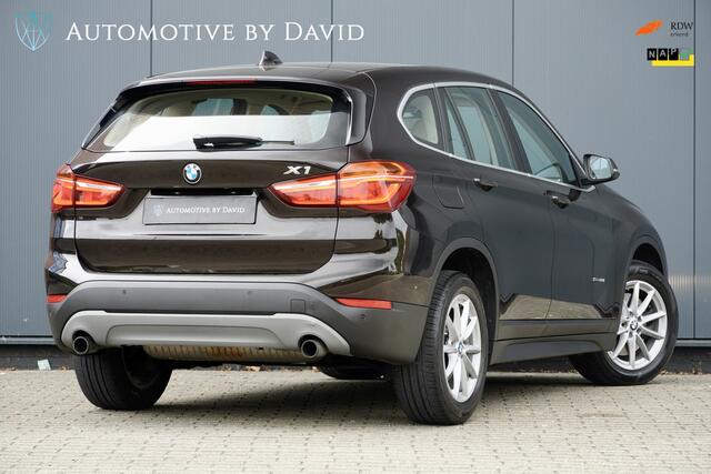 BMW X1 sDrive20i 192 pk HIGH EXECUTIVE AUTOMAAT / GROTE BEURT + NIEUWE APK / LEDER / HEAD-UP DISPLAY / NAVIGATIE PLUS / CENTENNIAL / LED-KOPLAMPEN / SPORTSTOELEN / ALARM / CRUISE CONTROL / ISOFIX