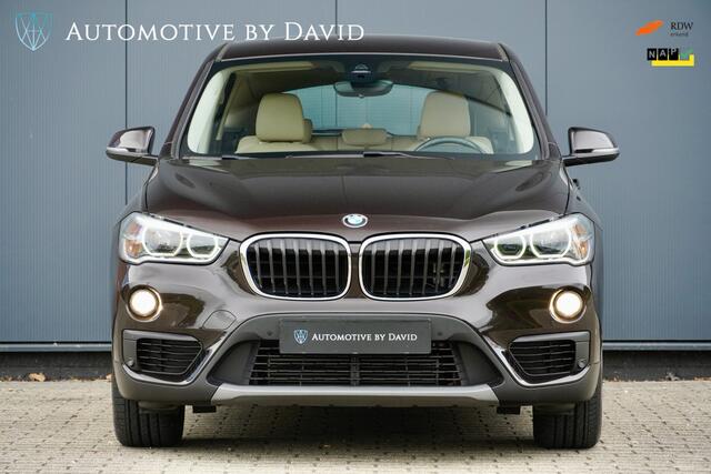 BMW X1 sDrive20i 192 pk HIGH EXECUTIVE AUTOMAAT / GROTE BEURT + NIEUWE APK / LEDER / HEAD-UP DISPLAY / NAVIGATIE PLUS / CENTENNIAL / LED-KOPLAMPEN / SPORTSTOELEN / ALARM / CRUISE CONTROL / ISOFIX