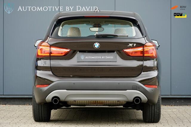 BMW X1 sDrive20i 192 pk HIGH EXECUTIVE AUTOMAAT / GROTE BEURT + NIEUWE APK / LEDER / HEAD-UP DISPLAY / NAVIGATIE PLUS / CENTENNIAL / LED-KOPLAMPEN / SPORTSTOELEN / ALARM / CRUISE CONTROL / ISOFIX