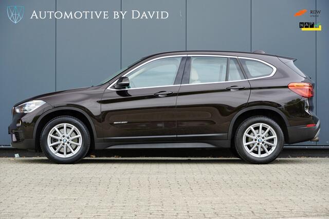 BMW X1 sDrive20i 192 pk HIGH EXECUTIVE AUTOMAAT / GROTE BEURT + NIEUWE APK / LEDER / HEAD-UP DISPLAY / NAVIGATIE PLUS / CENTENNIAL / LED-KOPLAMPEN / SPORTSTOELEN / ALARM / CRUISE CONTROL / ISOFIX