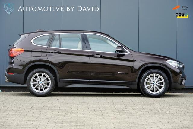 BMW X1 sDrive20i 192 pk HIGH EXECUTIVE AUTOMAAT / GROTE BEURT + NIEUWE APK / LEDER / HEAD-UP DISPLAY / NAVIGATIE PLUS / CENTENNIAL / LED-KOPLAMPEN / SPORTSTOELEN / ALARM / CRUISE CONTROL / ISOFIX