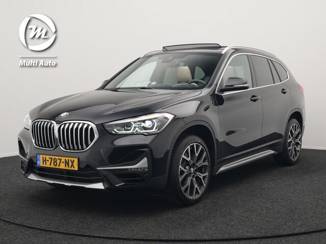BMW X1 sDrive20i Sportline Automaat 192pk | Afneembare Trekhaak | Panodak | Head Up | Lederen Sportstoelen Verwarmd | Navigatie | Camera | Sfeerverlichting | Virtual | DAB |
