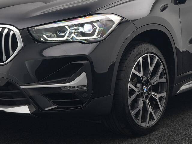 BMW X1 sDrive20i Sportline Automaat 192pk | Afneembare Trekhaak | Panodak | Head Up | Lederen Sportstoelen Verwarmd | Navigatie | Camera | Sfeerverlichting | Virtual | DAB |