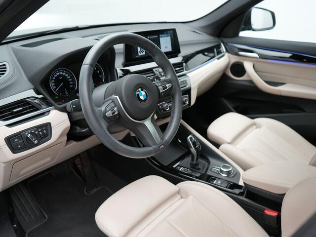 BMW X1 sDrive20i Sportline Automaat 192pk | Afneembare Trekhaak | Panodak | Head Up | Lederen Sportstoelen Verwarmd | Navigatie | Camera | Sfeerverlichting | Virtual | DAB |
