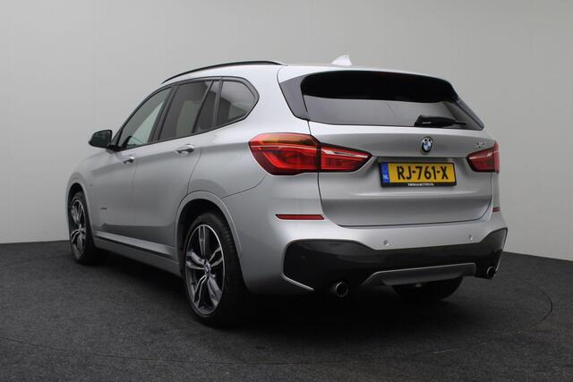 BMW X1 xDrive20i High Executive M-pakket 2017 | Dealer Onderhouden | Panorama Dak | Airco | Navigatie | Cruise Control | Stoelverwarming | Stuurwiel Bediening | 2 Sleutels | Dashcam | Spraak Bediening | Nationale Autopas
