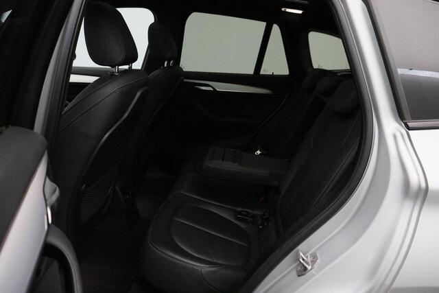 BMW X1 xDrive20i High Executive M-pakket 2017 | Dealer Onderhouden | Panorama Dak | Airco | Navigatie | Cruise Control | Stoelverwarming | Stuurwiel Bediening | 2 Sleutels | Dashcam | Spraak Bediening | Nationale Autopas