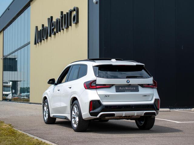 BMW X1 sDrive20i Steptronic M-Sport | Trekhaak | Elektrische stoelen | Adap. LED | Harman Kardon | Schuif-kantel Pano | 360 Camera