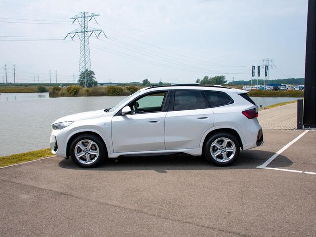 BMW X1 sDrive20i Steptronic M-Sport | Trekhaak | Elektrische stoelen | Adap. LED | Harman Kardon | Schuif-kantel Pano | 360 Camera