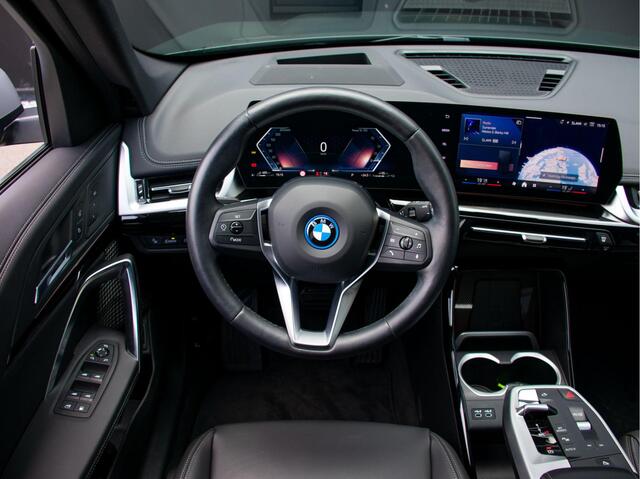 BMW X1 xDrive25e High Executive Trekhaak l Adapt. Cruise l Adapt. LED l Head-Up l Stoelverwarming l Head-Up l Elek. Stoelen l Verwarmd stuurwiel l 360 Camera