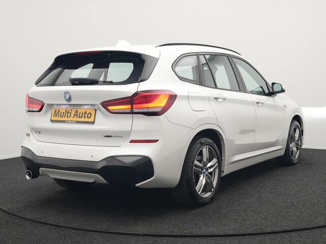 BMW X1 xDrive25e M Sport Plug In Hybrid 222pk Dealer O.H PHEV | Trekhaak Afneembaar | Cruise Control | Lederen Sportstoelen Verwarmd | Bluetooth | Sfeerverlichting | Sportstuur Leder | Navigatie | DAB | 18" LM |