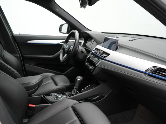 BMW X1 xDrive25e M Sport Plug In Hybrid 222pk Dealer O.H PHEV | Trekhaak Afneembaar | Cruise Control | Lederen Sportstoelen Verwarmd | Bluetooth | Sfeerverlichting | Sportstuur Leder | Navigatie | DAB | 18" LM |