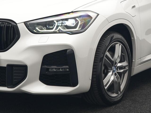 BMW X1 xDrive25e M Sport Plug In Hybrid 222pk Dealer O.H PHEV | Trekhaak Afneembaar | Cruise Control | Lederen Sportstoelen Verwarmd | Bluetooth | Sfeerverlichting | Sportstuur Leder | Navigatie | DAB | 18" LM |
