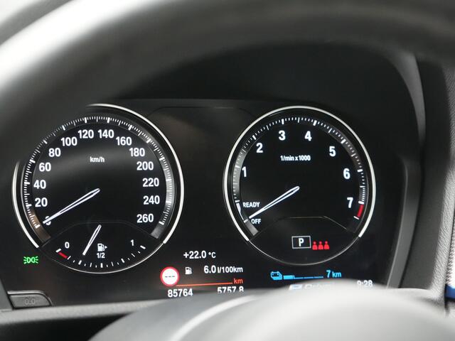 BMW X1 xDrive25e M Sport Plug In Hybrid 222pk Dealer O.H PHEV | Trekhaak Afneembaar | Cruise Control | Lederen Sportstoelen Verwarmd | Bluetooth | Sfeerverlichting | Sportstuur Leder | Navigatie | DAB | 18" LM |