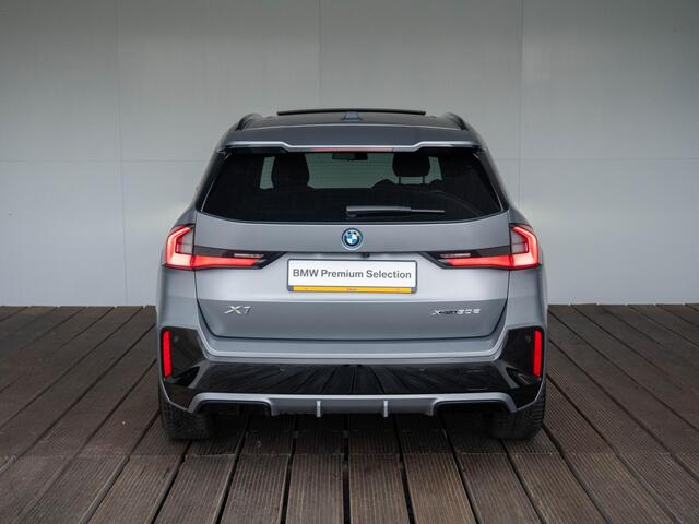 BMW X1 xDrive30e | M Sportpakket | Innovation Pack | 20 inch | Comfort Access | Glazen panoramadak | Driving Assistent Plus | Head-Up Display