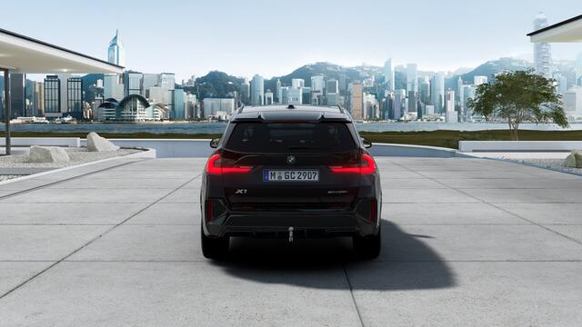 BMW X1 sDrive20i High Executive M Sport Automaat / Panoramadak / Trekhaak / Sportstoelen / M Adaptief onderstel / Adaptieve LED / Parking Assistant Plus / Head-Up / Comfort Access