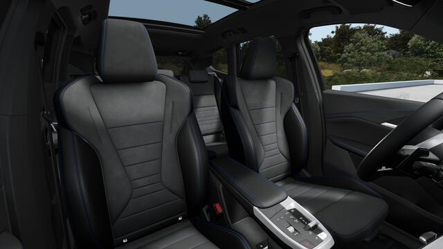 BMW X1 sDrive20i High Executive M Sport Automaat / Panoramadak / Trekhaak / Sportstoelen / M Adaptief onderstel / Adaptieve LED / Parking Assistant Plus / Head-Up / Comfort Access