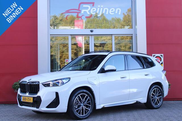BMW X1 xDrive30e M-SPORT | PANORAMISCH SCHUIF/KANTEL DAK | ELEKTRISCH WEGKLAPBARE TREKHAAK | HARMAN/KARDON AUDIO SYSTEM | ALARMINSTALLATIE | ELEKTRISCH BEDIENBARE VOORSTOELEN MET GEHEUGENFUNCTIE "ACTIEVE ZITPLAATSEN" | STOEL VERWARMING | DRIVING ASSISTANT PROFES