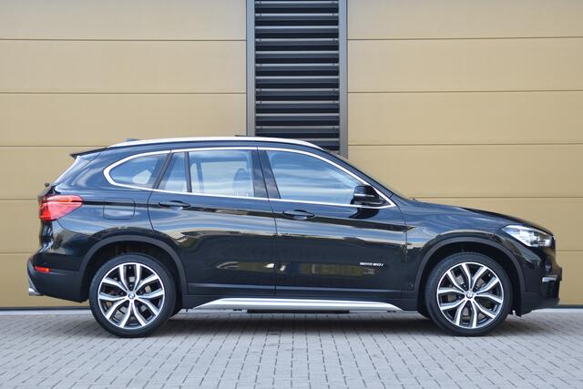 BMW X1 sDrive20i High Executive * Panoramadak * Leder * LED * M-Stuurwiel *