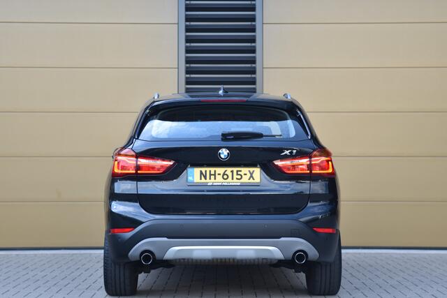 BMW X1 sDrive20i High Executive * Panoramadak * Leder * LED * M-Stuurwiel *